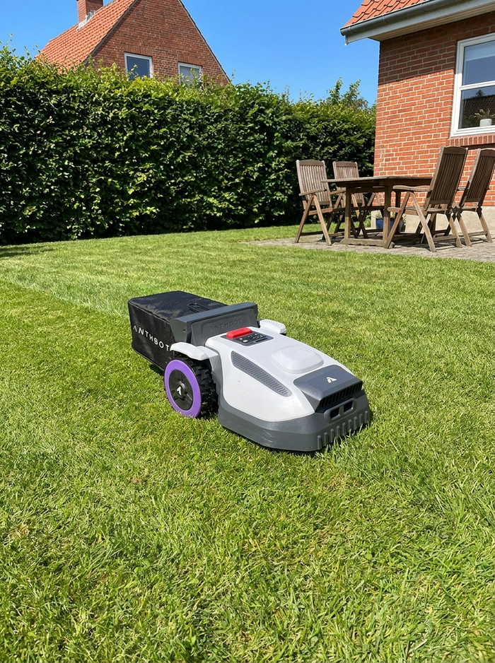 Anthbot N8 klør en grøn plæne i baghaven